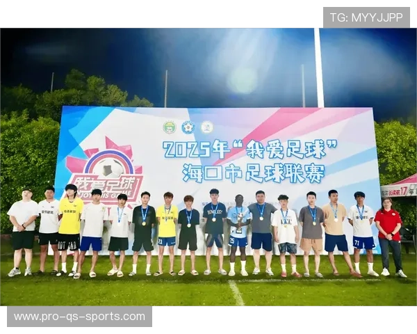 足球球星聚集一堂 共襄盛举的精彩时刻 男球员合照展现荣耀与团队精神 足球球星聚集一堂 共襄盛举的精彩时刻 男球员合照展现荣耀与团队精神